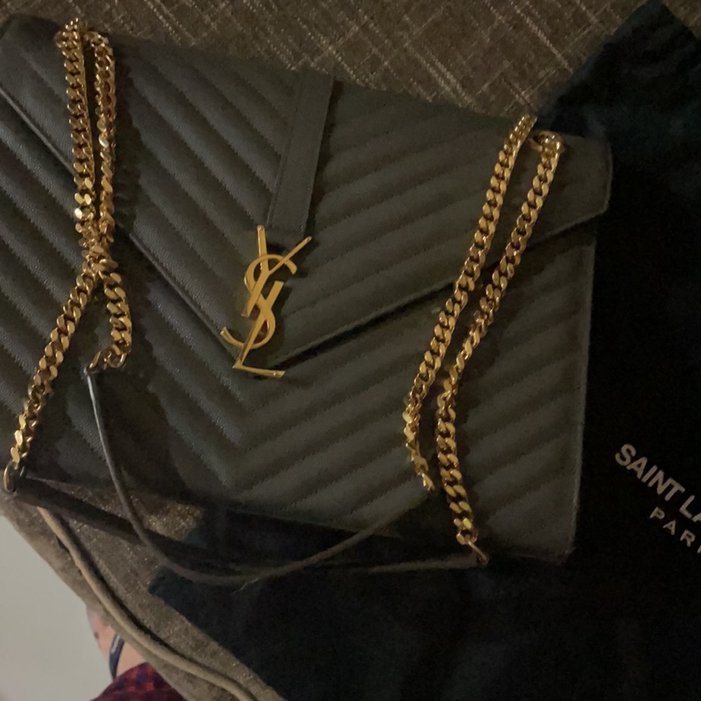 Large Envelope bag. great condition. Comes w dust bag and authenticity card.